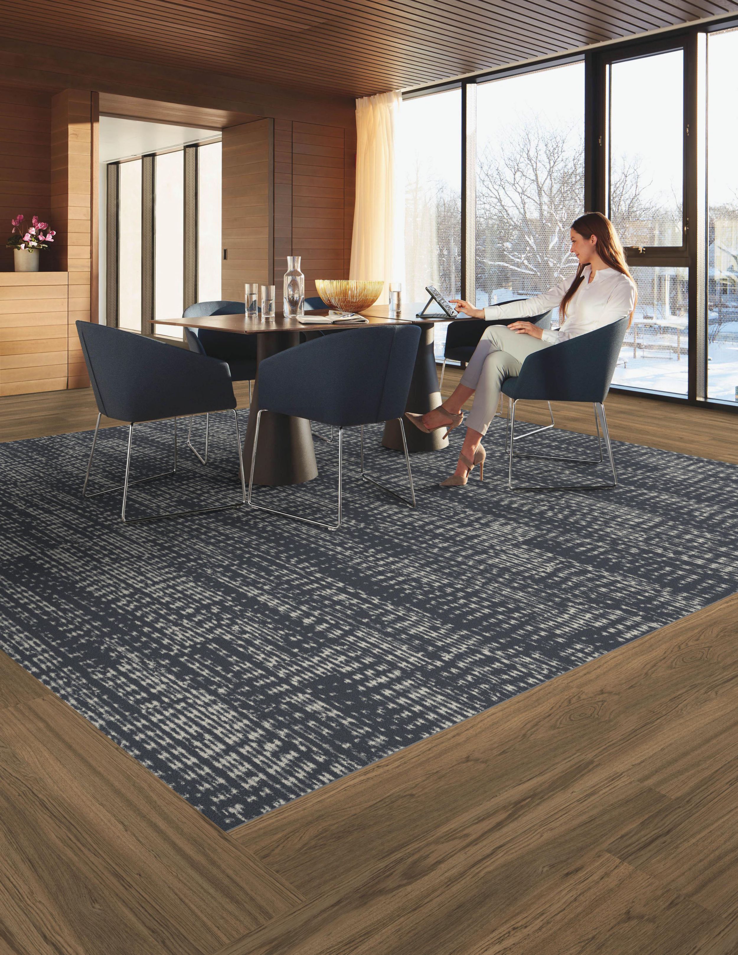 Interface First Edition plank carpet inset as rug into Natural Woodgrains LVT in cafe area with glass walls and wood ceiling imagen número 3